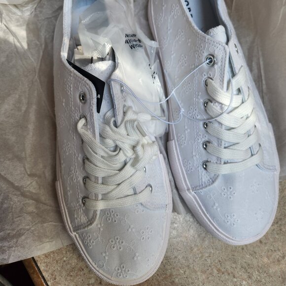 NWT Torrid Eyelet Lace Shoes Women's Size 11.5 Wide Width - Picture 3 of 6